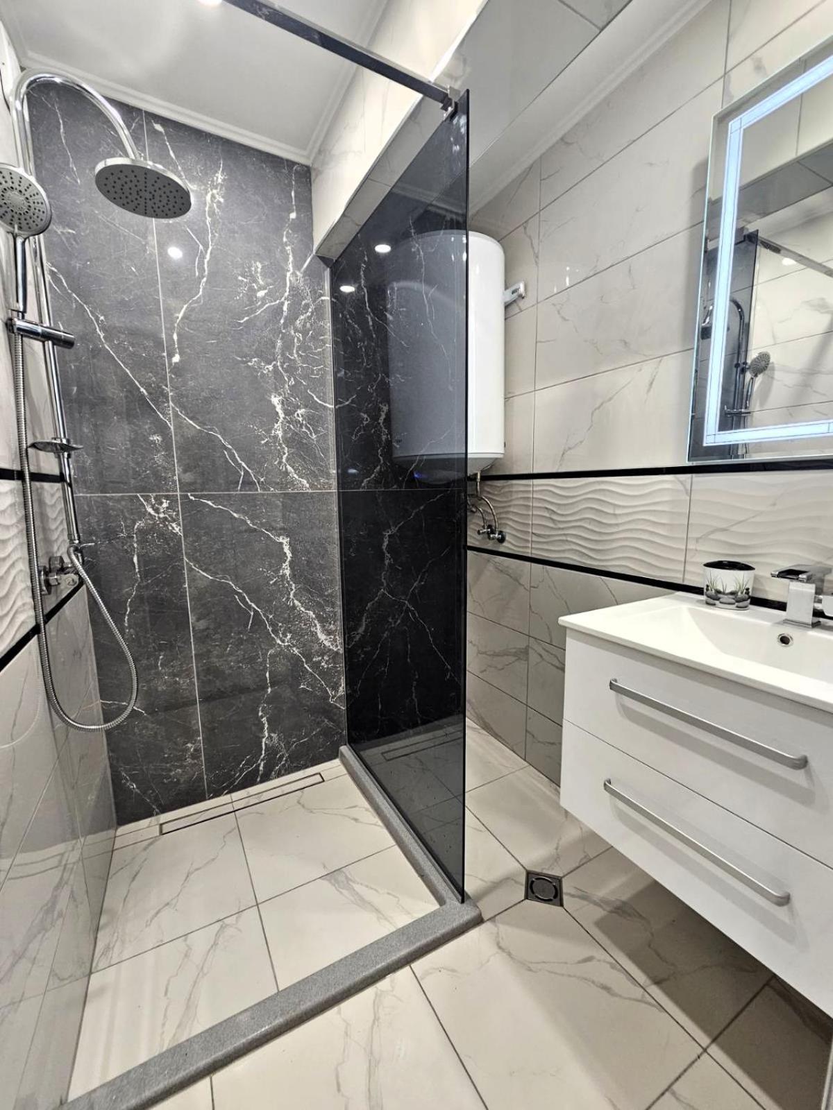 Apartment Bohemi With Free Parking Бургас Екстериор снимка